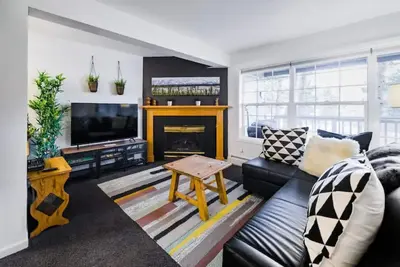 Image de King bed! Accessible downtown 3br. Minutes to Park