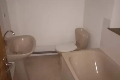 Image de T1 dans le vieux centre. Avec salle de bain séparée et baignoire. Spacieux calme