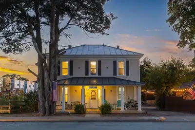 Image de The Lyellton House: 6 Bd 4Ba - Steps to Shops & Shore - Pet Friendly