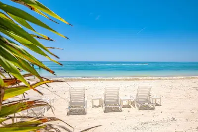 Image de Vibrant, waterfront condo with ocean views, outdoor pool, & beach access