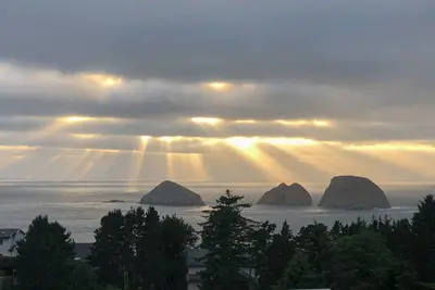 Image de Spectacular ocean view home with fireplace & large decks - dog-friendly