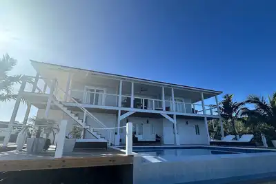 Image de New! Amazing view, two king bedroom w\/ensuite bathrooms. Private heated pool.