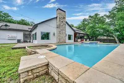 Image de Lakeside Retreat | Rock Climbing Wall | Pool | Bar