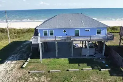 Image de Beachfront Living! Multi-Generation Beach Home with 360 Water Views
