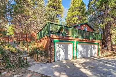 Image de House in the Forest with a Large Entertainment Deck and Beautiful Mountain Views