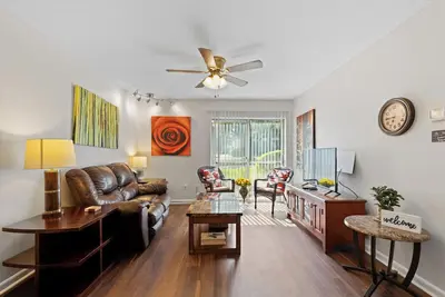 Image de Recently updated! Walk to hospitals, minutes from Uf!