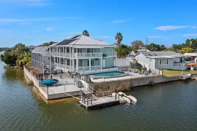 Image de Water Front/ Free Heated Salt Water Pool/Game Room/Amenities Galore