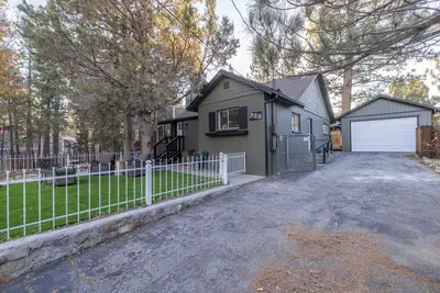 Image de Three 3's Cabin |Gated, dogs ok, jacuzzi, Lrg Yard