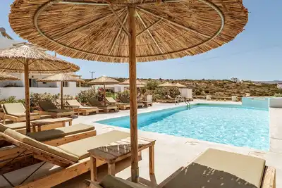 Image de Appartement dans un hôtel \"Irida Earthly 2bedroom Apartment\" avec vue sur mer et climatisation