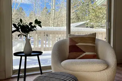 Image de Remodeled Aspen Chateau. Bright & Boho 4br