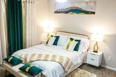 Image de Chic 2 Bedroom, 2 Bathroom Retreat: Your Ideal Getaway Awaits!