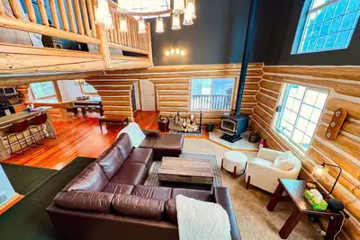 Image de Glacier Dream Escape! Pet Friendly, 6 Bed \/ 4. 5 Bath, Sleeps 12, Private Acreage, Trees Galore!