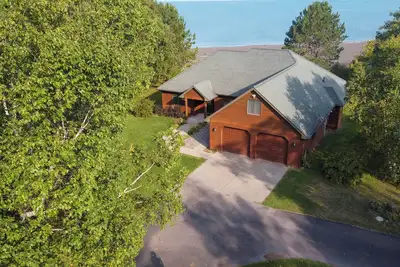 Image de Superior Retreat: Soak Up the Summer Sun on Lake Superior's Black Sand Beach