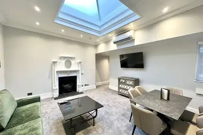 Image de 3 bed/3 Bath Brand New Flat, Patio, Sky Tv, Ac