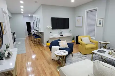 Image de Unexpected modern space, within walking distance to transportation in Nyc.