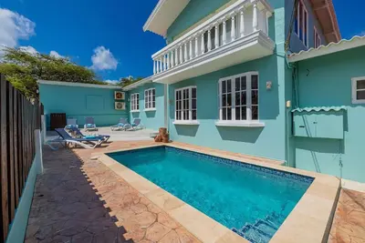 ~Sleeps 12 ~Spacious ~Private Pool ~Great Location