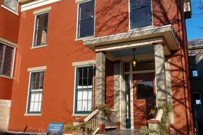 Image de Call this Home! Spacious & Cozy apartment for traveling professionals!
