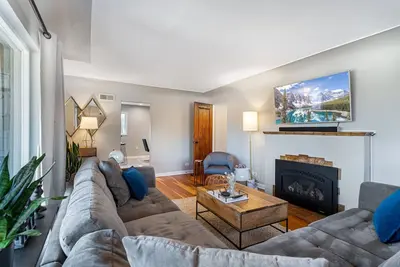 Image de Cozy Single Family Home. Oasis in the City!