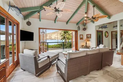 Image de Oceanfront sanctuary with light-filled interior, lanai, W\/D, & full kitchen