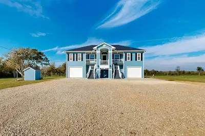 Image de Private acreage next to the bayou with kayaks, porches, open layout, W\/D, & Ac