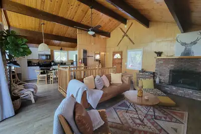 Image de Cozy and Modern 2 Bedroom Cabin with Hot Tub!