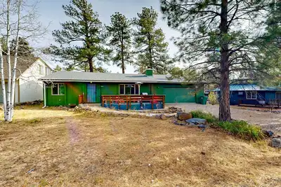 Image de Dog-friendly rustic retreat with enclosed yard, grill, wood stove, games, & W/D