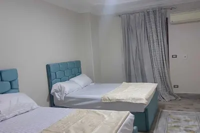 Image de Chez l’ami hotel. It’s a family house that has the view of the 3 pyramids.