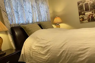Image de Clean safe private bedroom, comfy bed, keyless entry, no stairs, on bus routes