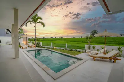 Image de Santorini Sunset New 4 Br villa with beautiful rice paddy view and a large pool