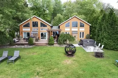 Image de Stunning Luxury lakefront House on Oneida Lake with hottub, firepit and Gameroom