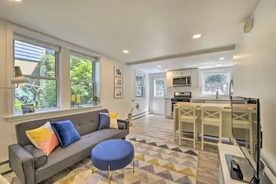 Image de Vibrant Winthrop Apartment - Close to Ocean!