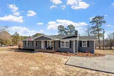 Image de Cozy Modern Ranch | King Bed • Fast WiFi • Deck & Firepit – Long Stay Ready