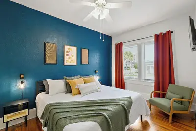 Image de Your Upstairs Fully Loaded Downtown Getaway Awaits