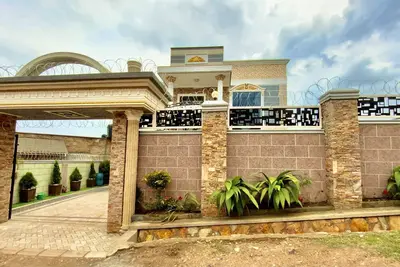 Image de A warm 4 bedroom home, Nestled in the heart of serene quiet away from the city.
