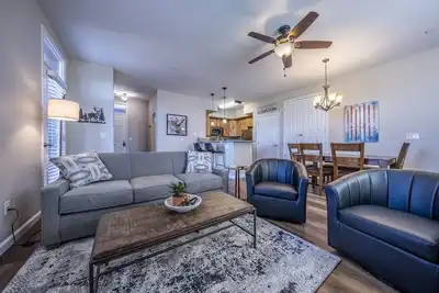 Image de Top-floor condo offering stunning mountain views. Ev charge in private garage