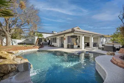 Image de Ultimate, Central 1 Story, Pool, Hot Tub & Games