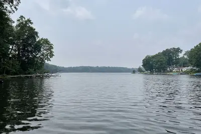 Image de Newly remodeled lakefront Portage Lakes Holiday House. Walk to the golf course!