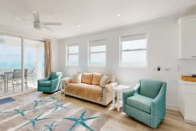 Image de Radiant oceanfront condo with amazing views, furnished balcony, & outdoor pool