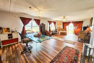 Image de Oceanfront condo with views from 4 rooms, close to restaurants, shops and more
