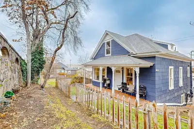 Image de Downtown cottage with furnished porch, video games, central Ac, & W\/D