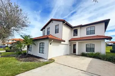 Image de Upgraded pool home with hot tub and games/movie room - gated resort 6 miles from Disney!