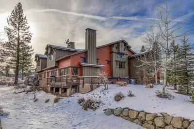 Image de Very large Truckee home central to everything Tahoe has to offer