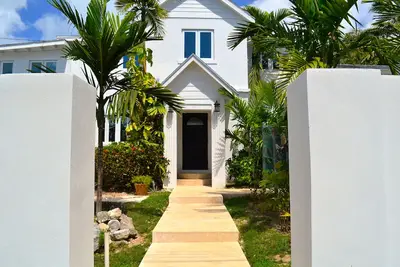 Image de Hillside Gated Private Home With Full Sized Swimming Pool