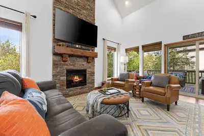 Image de Luxury Lodge | Pool • Hot Tub • Firepit • 16