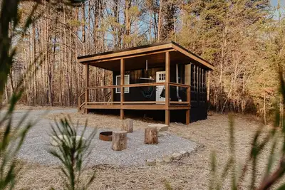 Image de New Unique Shipping Container Home near Fall Creek Falls State Park