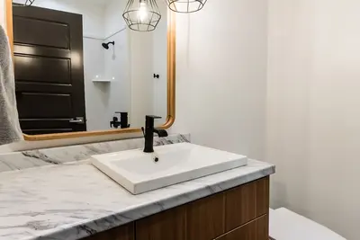 Image de Brand New Modern - 1 bed 1 bath w/ Sunset Views\n