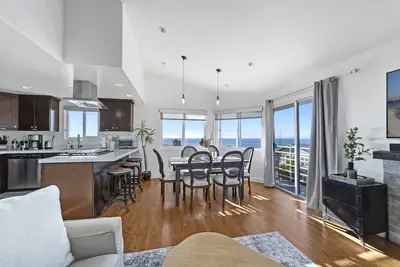 Image de Top Floor Unit with Panoramic Views Steps to the beach with 3 Parking Spots!