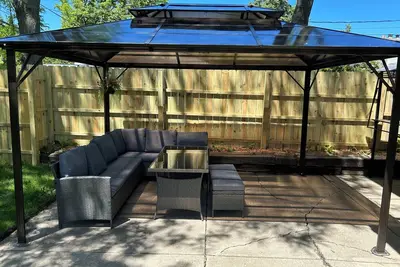 Image de 5 bedroom - 2 full Bath, Proj Tv. 2 Car Garage. 1st Floor shower + \"Q\" bed\n