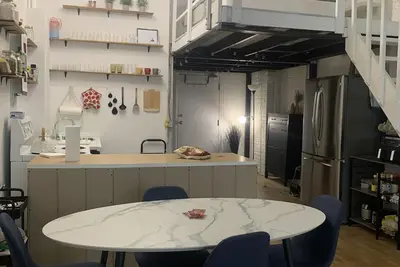 Image de Spacious loft apartment in trendy Corktown.