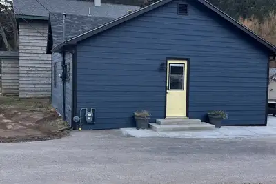 Image de “The Yellow Door” perfectly located 2 bedroom 1 bath home, downtown Deadwood